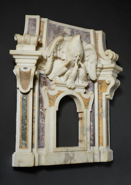 SCULTORE CENTROITALIANO DEL XVII-XVIII SECOLO : Tabernacolo in marmo bianco intarsiato in marmi vari, scolpito nella parte superiore a volute e con la figura allegorica del pellicano che nutre i propri piccoli  - Asta Asta 432 | ARTE ANTICA E DEL XIX SECOLO Tradizionale - Associazione Nazionale - Case d'Asta italiane