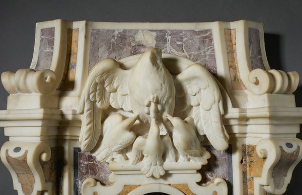 SCULTORE CENTROITALIANO DEL XVII-XVIII SECOLO : Tabernacolo in marmo bianco intarsiato in marmi vari, scolpito nella parte superiore a volute e con la figura allegorica del pellicano che nutre i propri piccoli  - Asta Asta 432 | ARTE ANTICA E DEL XIX SECOLO Tradizionale - Associazione Nazionale - Case d'Asta italiane