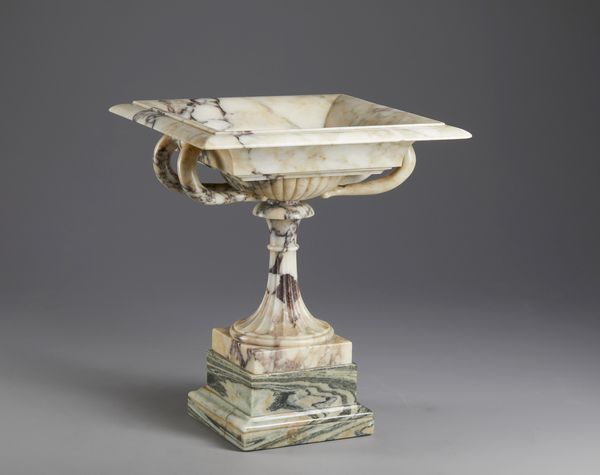 MANIFATTURA ROMANA DEL XIX SECOLO : Tazza in breccia di gusto archeologico con corpo squadrato, parte inferiore baccellata e anse laterali, poggiante su base in marmo cipollino  - Asta Asta 432 | ARTE ANTICA E DEL XIX SECOLO Tradizionale - Associazione Nazionale - Case d'Asta italiane