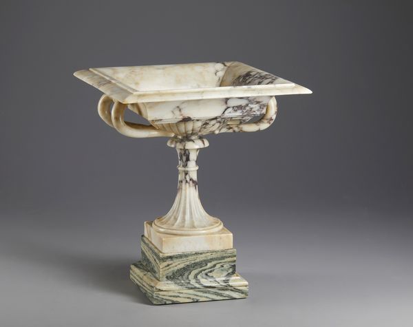 MANIFATTURA ROMANA DEL XIX SECOLO : Tazza in breccia di gusto archeologico con corpo squadrato, parte inferiore baccellata e anse laterali, poggiante su base in marmo cipollino  - Asta Asta 432 | ARTE ANTICA E DEL XIX SECOLO Tradizionale - Associazione Nazionale - Case d'Asta italiane