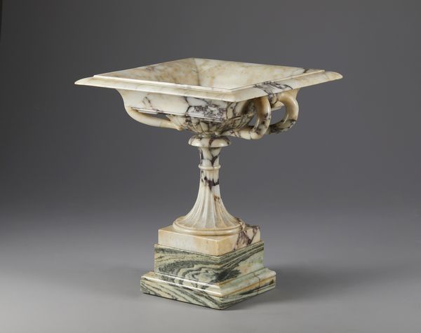 MANIFATTURA ROMANA DEL XIX SECOLO : Tazza in breccia di gusto archeologico con corpo squadrato, parte inferiore baccellata e anse laterali, poggiante su base in marmo cipollino  - Asta Asta 432 | ARTE ANTICA E DEL XIX SECOLO Tradizionale - Associazione Nazionale - Case d'Asta italiane