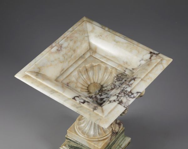 MANIFATTURA ROMANA DEL XIX SECOLO : Tazza in breccia di gusto archeologico con corpo squadrato, parte inferiore baccellata e anse laterali, poggiante su base in marmo cipollino  - Asta Asta 432 | ARTE ANTICA E DEL XIX SECOLO Tradizionale - Associazione Nazionale - Case d'Asta italiane