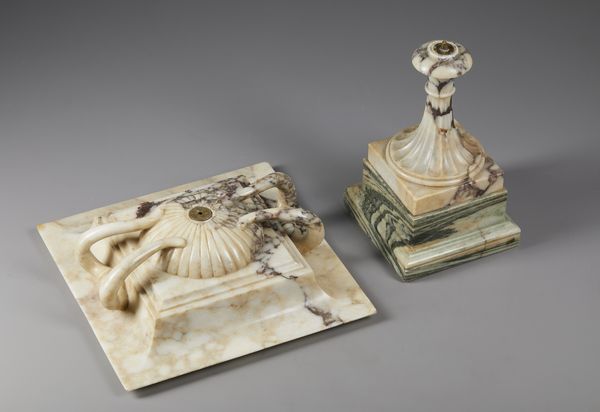 MANIFATTURA ROMANA DEL XIX SECOLO : Tazza in breccia di gusto archeologico con corpo squadrato, parte inferiore baccellata e anse laterali, poggiante su base in marmo cipollino  - Asta Asta 432 | ARTE ANTICA E DEL XIX SECOLO Tradizionale - Associazione Nazionale - Case d'Asta italiane