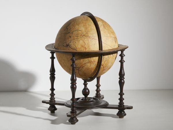 MANIFATTURA VENEZIANA DEL XIX SECOLO : Globo celeste in cartapesta ricoperto da gore di carta dipinta, su struttura lignea a quattro colonne tornite unite da traversa, nei modi di Willem Jansz Blaeu (1571-1638)  - Asta Asta 432 | ARTE ANTICA E DEL XIX SECOLO Tradizionale - Associazione Nazionale - Case d'Asta italiane
