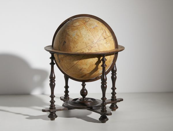 MANIFATTURA VENEZIANA DEL XIX SECOLO : Globo celeste in cartapesta ricoperto da gore di carta dipinta, su struttura lignea a quattro colonne tornite unite da traversa, nei modi di Willem Jansz Blaeu (1571-1638)  - Asta Asta 432 | ARTE ANTICA E DEL XIX SECOLO Tradizionale - Associazione Nazionale - Case d'Asta italiane