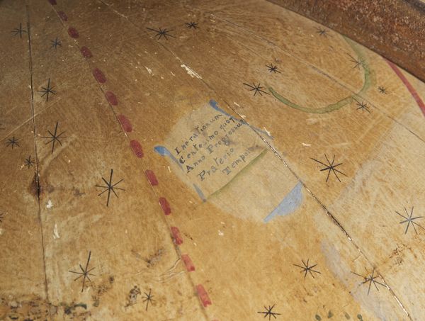 MANIFATTURA VENEZIANA DEL XIX SECOLO : Globo celeste in cartapesta ricoperto da gore di carta dipinta, su struttura lignea a quattro colonne tornite unite da traversa, nei modi di Willem Jansz Blaeu (1571-1638)  - Asta Asta 432 | ARTE ANTICA E DEL XIX SECOLO Tradizionale - Associazione Nazionale - Case d'Asta italiane