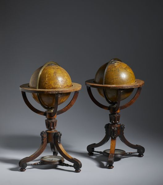 NEWTON & SON'S, LONDRA, 1843 : Coppia di globi terrestre e celeste da tavolo in legno e gesso con gore di carta recanti didascalie e incisioni, supporti tripodi in legno intagliato con gambe unite da traverse e centrate da bussole  - Asta Asta 432 | ARTE ANTICA E DEL XIX SECOLO Tradizionale - Associazione Nazionale - Case d'Asta italiane