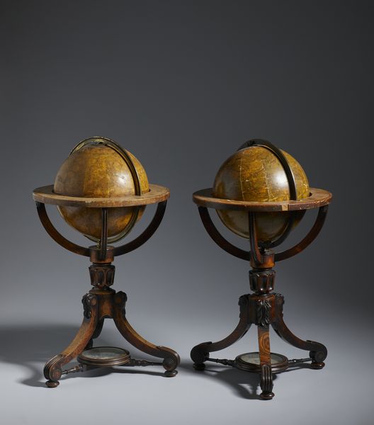 NEWTON & SON'S, LONDRA, 1843 : Coppia di globi terrestre e celeste da tavolo in legno e gesso con gore di carta recanti didascalie e incisioni, supporti tripodi in legno intagliato con gambe unite da traverse e centrate da bussole  - Asta Asta 432 | ARTE ANTICA E DEL XIX SECOLO Tradizionale - Associazione Nazionale - Case d'Asta italiane