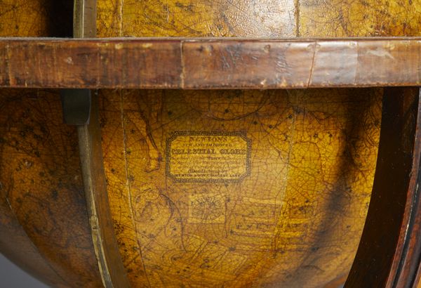 NEWTON & SON'S, LONDRA, 1843 : Coppia di globi terrestre e celeste da tavolo in legno e gesso con gore di carta recanti didascalie e incisioni, supporti tripodi in legno intagliato con gambe unite da traverse e centrate da bussole  - Asta Asta 432 | ARTE ANTICA E DEL XIX SECOLO Tradizionale - Associazione Nazionale - Case d'Asta italiane