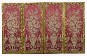 MANIFATTURA PIEMONTESE DEL XVIII SECOLO - Paravento in legno intagliato, dorato e dipinto, con pannelli in seta decorati con urne all'antica e fiori