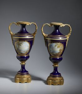 MANIFATTURA FRANCESE DELLA FINE DEL XIX SECOLO : Coppia di vasi biansati in porcellana blu con decori dorati, applicationi e basi in bronzo dorato, corpo dipinto sul fronte con scene galanti e sul retro con un tema paesaggistico  - Asta Asta 432 | ARTE ANTICA E DEL XIX SECOLO Tradizionale - Associazione Nazionale - Case d'Asta italiane
