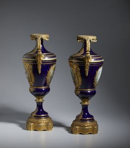 MANIFATTURA FRANCESE DELLA FINE DEL XIX SECOLO : Coppia di vasi biansati in porcellana blu con decori dorati, applicationi e basi in bronzo dorato, corpo dipinto sul fronte con scene galanti e sul retro con un tema paesaggistico  - Asta Asta 432 | ARTE ANTICA E DEL XIX SECOLO Tradizionale - Associazione Nazionale - Case d'Asta italiane