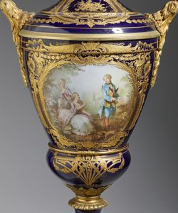 MANIFATTURA FRANCESE DELLA FINE DEL XIX SECOLO : Coppia di vasi biansati in porcellana blu con decori dorati, applicationi e basi in bronzo dorato, corpo dipinto sul fronte con scene galanti e sul retro con un tema paesaggistico  - Asta Asta 432 | ARTE ANTICA E DEL XIX SECOLO Tradizionale - Associazione Nazionale - Case d'Asta italiane