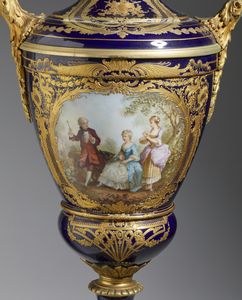 MANIFATTURA FRANCESE DELLA FINE DEL XIX SECOLO : Coppia di vasi biansati in porcellana blu con decori dorati, applicationi e basi in bronzo dorato, corpo dipinto sul fronte con scene galanti e sul retro con un tema paesaggistico  - Asta Asta 432 | ARTE ANTICA E DEL XIX SECOLO Tradizionale - Associazione Nazionale - Case d'Asta italiane