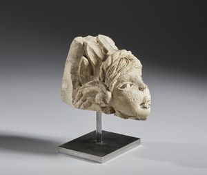 SCULTORE FRANCESE DEL XIV-XV SECOLO - Elemento decorativo in pietra calcarea scolpita raffigurante un volto femminile