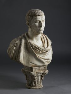 SCULTORE ITALIANO DEL XVIII SECOLO : Busto di togato in marmo, da modello archeologico  - Asta Asta 432 | ARTE ANTICA E DEL XIX SECOLO Tradizionale - Associazione Nazionale - Case d'Asta italiane
