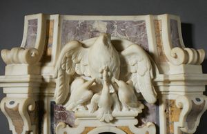 SCULTORE CENTROITALIANO DEL XVII-XVIII SECOLO : Tabernacolo in marmo bianco intarsiato in marmi vari, scolpito nella parte superiore a volute e con la figura allegorica del pellicano che nutre i propri piccoli  - Asta Asta 432 | ARTE ANTICA E DEL XIX SECOLO Tradizionale - Associazione Nazionale - Case d'Asta italiane