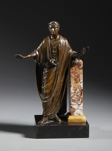BRONZISTA FRANCESE DEL XIX SECOLO - Figura romana togata appoggiata a colonna in marmo