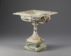 MANIFATTURA ROMANA DEL XIX SECOLO : Tazza in breccia di gusto archeologico con corpo squadrato, parte inferiore baccellata e anse laterali, poggiante su base in marmo cipollino  - Asta Asta 432 | ARTE ANTICA E DEL XIX SECOLO Tradizionale - Associazione Nazionale - Case d'Asta italiane