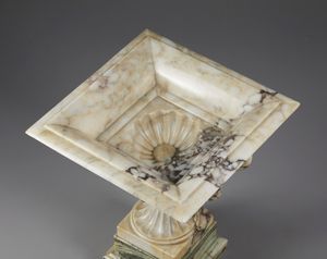 MANIFATTURA ROMANA DEL XIX SECOLO : Tazza in breccia di gusto archeologico con corpo squadrato, parte inferiore baccellata e anse laterali, poggiante su base in marmo cipollino  - Asta Asta 432 | ARTE ANTICA E DEL XIX SECOLO Tradizionale - Associazione Nazionale - Case d'Asta italiane