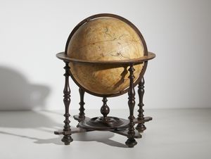 MANIFATTURA VENEZIANA DEL XIX SECOLO : Globo celeste in cartapesta ricoperto da gore di carta dipinta, su struttura lignea a quattro colonne tornite unite da traversa, nei modi di Willem Jansz Blaeu (1571-1638)  - Asta Asta 432 | ARTE ANTICA E DEL XIX SECOLO Tradizionale - Associazione Nazionale - Case d'Asta italiane