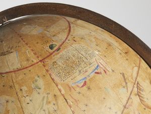 MANIFATTURA VENEZIANA DEL XIX SECOLO : Globo celeste in cartapesta ricoperto da gore di carta dipinta, su struttura lignea a quattro colonne tornite unite da traversa, nei modi di Willem Jansz Blaeu (1571-1638)  - Asta Asta 432 | ARTE ANTICA E DEL XIX SECOLO Tradizionale - Associazione Nazionale - Case d'Asta italiane