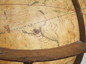 MANIFATTURA VENEZIANA DEL XIX SECOLO : Globo celeste in cartapesta ricoperto da gore di carta dipinta, su struttura lignea a quattro colonne tornite unite da traversa, nei modi di Willem Jansz Blaeu (1571-1638)  - Asta Asta 432 | ARTE ANTICA E DEL XIX SECOLO Tradizionale - Associazione Nazionale - Case d'Asta italiane