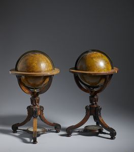 NEWTON & SON'S, LONDRA, 1843 : Coppia di globi terrestre e celeste da tavolo in legno e gesso con gore di carta recanti didascalie e incisioni, supporti tripodi in legno intagliato con gambe unite da traverse e centrate da bussole  - Asta Asta 432 | ARTE ANTICA E DEL XIX SECOLO Tradizionale - Associazione Nazionale - Case d'Asta italiane