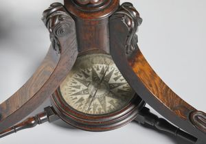 NEWTON & SON'S, LONDRA, 1843 : Coppia di globi terrestre e celeste da tavolo in legno e gesso con gore di carta recanti didascalie e incisioni, supporti tripodi in legno intagliato con gambe unite da traverse e centrate da bussole  - Asta Asta 432 | ARTE ANTICA E DEL XIX SECOLO Tradizionale - Associazione Nazionale - Case d'Asta italiane