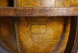 NEWTON & SON'S, LONDRA, 1843 : Coppia di globi terrestre e celeste da tavolo in legno e gesso con gore di carta recanti didascalie e incisioni, supporti tripodi in legno intagliato con gambe unite da traverse e centrate da bussole  - Asta Asta 432 | ARTE ANTICA E DEL XIX SECOLO Tradizionale - Associazione Nazionale - Case d'Asta italiane