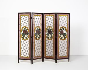 MANIFATTURA DEGLI INIZI DEL XX SECOLO - Quattro vetrate piombate di gusto Art Nouveau, montate a paravento, decorate e centrate da motivo floreale stilizzato
