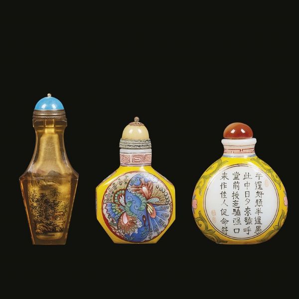 GRUPPO DI TRE SNUFF BOTTLE, CINA, DINASTIA QING, SEC. XX  - Asta Arte Orientale - Associazione Nazionale - Case d'Asta italiane