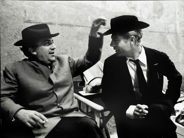 TAZIO SECCHIAROLI : Federico Fellini e Marcello Mastroianni durante una pausa del set di �8��  - Asta Fotografia - Associazione Nazionale - Case d'Asta italiane