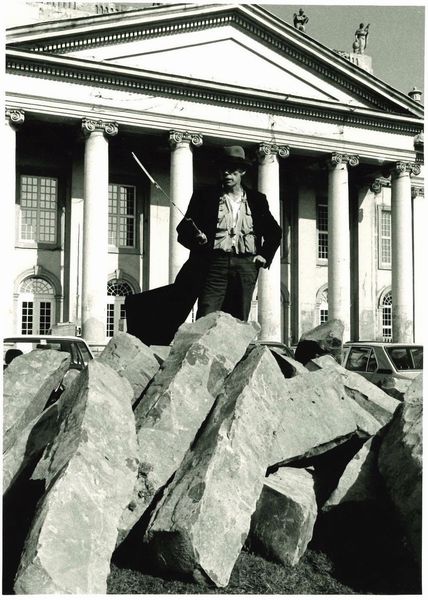 Dieter Schwerdtle : Joseph Beuys davanti il museo Fridericianum a Kassel  - Asta Fotografia - Associazione Nazionale - Case d'Asta italiane