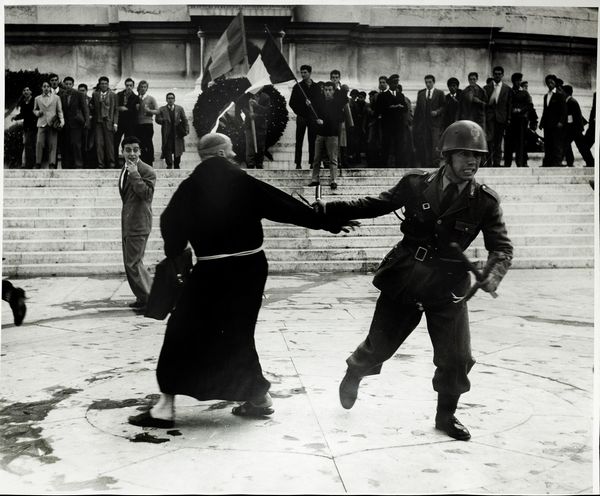 TAZIO SECCHIAROLI : Altare della Patria, Roma, Manifestazione per i fatti d'Ungheria  - Asta Fotografia - Associazione Nazionale - Case d'Asta italiane