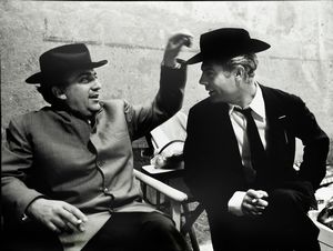 TAZIO SECCHIAROLI : Federico Fellini e Marcello Mastroianni durante una pausa del set di 8  - Asta Fotografia - Associazione Nazionale - Case d'Asta italiane