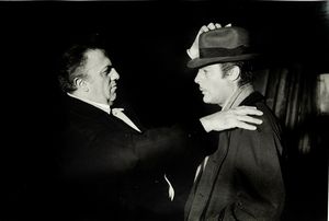 TAZIO SECCHIAROLI : Federico Fellini e Marcello Mastroianni, dal film 8  - Asta Fotografia - Associazione Nazionale - Case d'Asta italiane