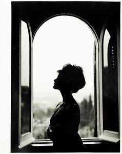 TAZIO SECCHIAROLI : Claudia Cardinale alla finestra  - Asta Fotografia - Associazione Nazionale - Case d'Asta italiane