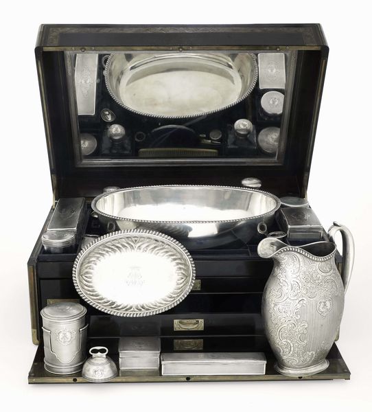 Importante servizio da toeletta entro custodia in legno. San Pietroburgo 1824, saggiatore A. Yaschinov (1795-1836), argentiere Nicols & Plinke  - Asta Argenti da Collezione | Antichi - Associazione Nazionale - Case d'Asta italiane
