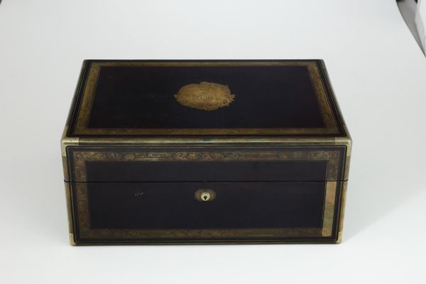 Importante servizio da toeletta entro custodia in legno. San Pietroburgo 1824, saggiatore A. Yaschinov (1795-1836), argentiere Nicols & Plinke  - Asta Argenti da Collezione | Antichi - Associazione Nazionale - Case d'Asta italiane