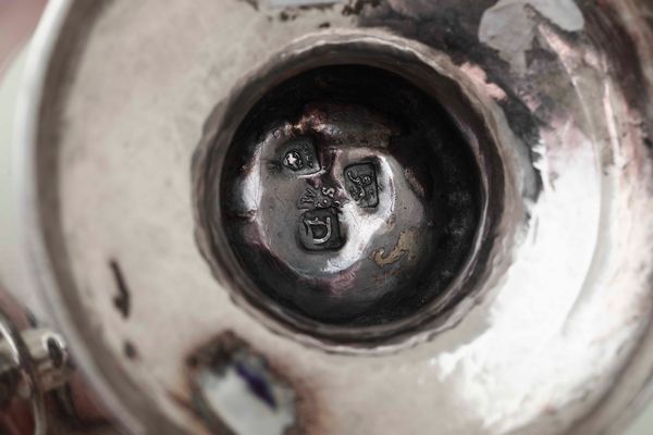 Coppa biansata. Londra 1759. Marchio dell'argentiere parziale di difficile lettura, possibile William Shaw & William Priest  - Asta Argenti da Collezione | Antichi - Associazione Nazionale - Case d'Asta italiane