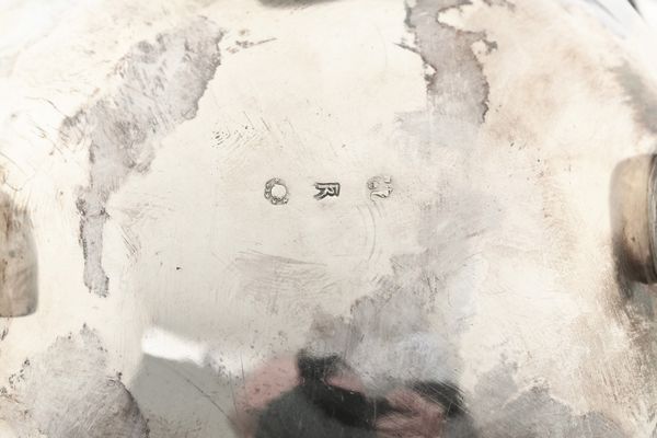 Caffettiera. Milano XIX secolo. Marchio dell'argentiere parziale di difficile interpretazione.  - Asta Argenti da Collezione | Antichi - Associazione Nazionale - Case d'Asta italiane