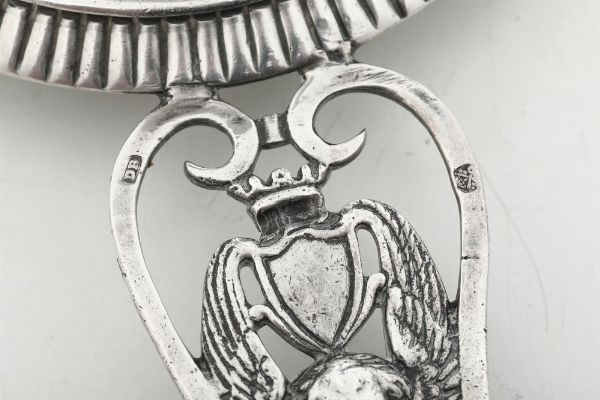 Coppia di palmatorie. Roma, fine del XVIII secolo. Marchio dell'argentiere D B entro rettangolo (non identificato)  - Asta Argenti da Collezione | Antichi - Associazione Nazionale - Case d'Asta italiane