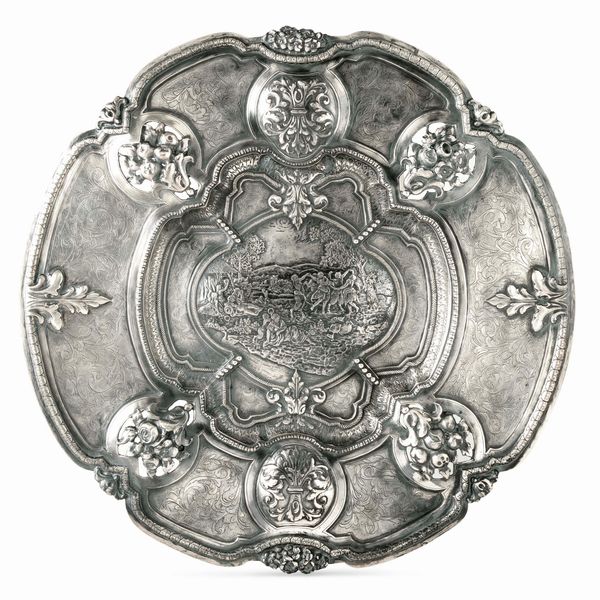 Grande piatto da parata circolare sagomato. Argenteria artistica milanese dell'inizio del XIX-XX secolo, nei modi dell'orafo Stanislao Borghi  - Asta Argenti da Collezione | Antichi - Associazione Nazionale - Case d'Asta italiane