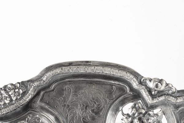 Grande piatto da parata circolare sagomato. Argenteria artistica milanese dell'inizio del XIX-XX secolo, nei modi dell'orafo Stanislao Borghi  - Asta Argenti da Collezione | Antichi - Associazione Nazionale - Case d'Asta italiane