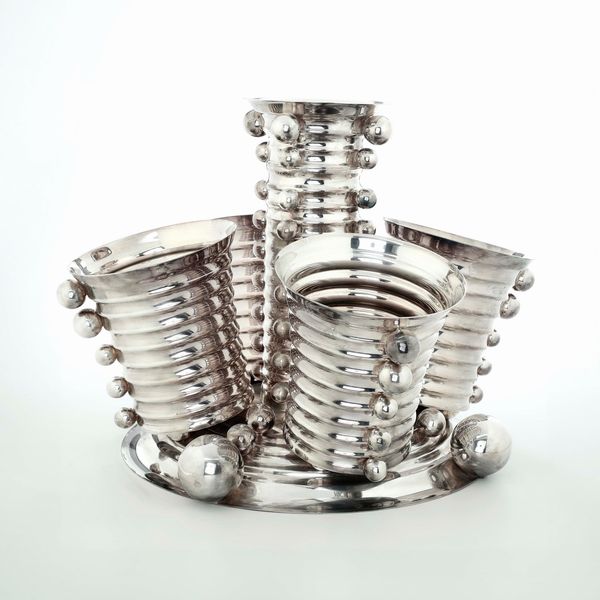 Monumentale centrotavola. Argenteria artistica milanese del XX secolo, marchio con fascio littorio in uso dal 1935 al 1945. Argentiere Luigi Diani  - Asta Argenti da Collezione | Antichi - Associazione Nazionale - Case d'Asta italiane