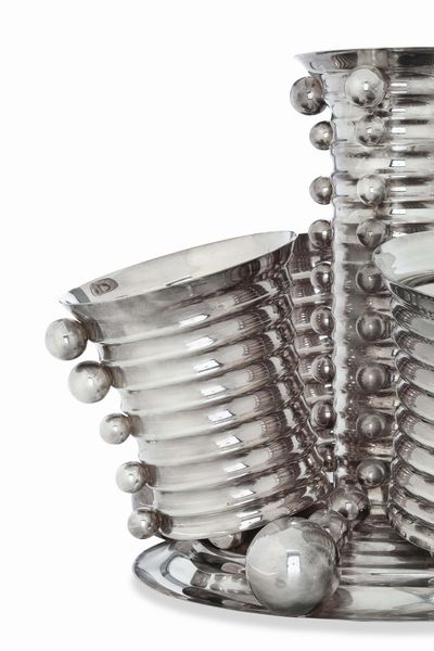 Monumentale centrotavola. Argenteria artistica milanese del XX secolo, marchio con fascio littorio in uso dal 1935 al 1945. Argentiere Luigi Diani  - Asta Argenti da Collezione | Antichi - Associazione Nazionale - Case d'Asta italiane