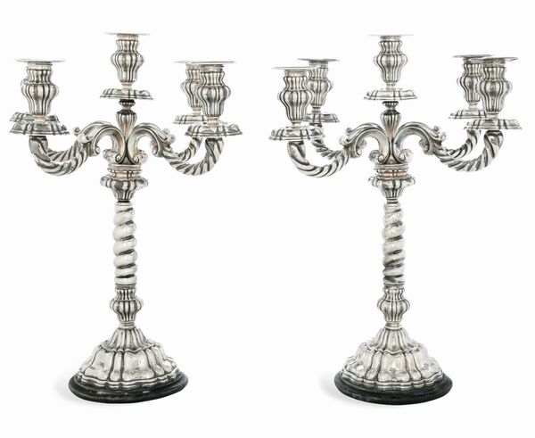 Coppia di candelabri. Argenteria italiana, prima metà del XX sec. Marchio con fascio littorio in uso dal 1935 al 1945, argentiere Cesa, Alessandria.  - Asta Argenti da Collezione | Antichi - Associazione Nazionale - Case d'Asta italiane