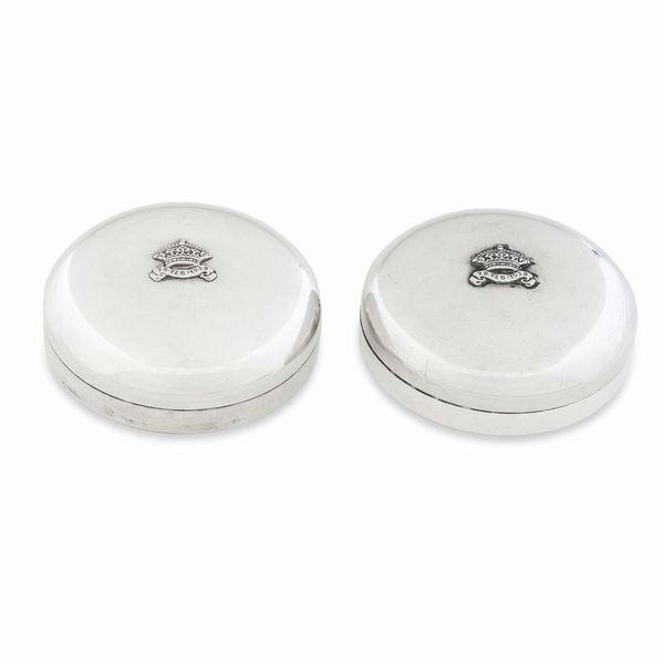 Coppia di scatole circolari. Manifattura italiana prima metà del XX secolo  - Asta Argenti da Collezione | Antichi - Associazione Nazionale - Case d'Asta italiane