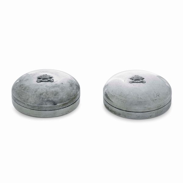 Coppia di scatole circolari. Manifattura italiana prima metà del XX secolo  - Asta Argenti da Collezione | Antichi - Associazione Nazionale - Case d'Asta italiane